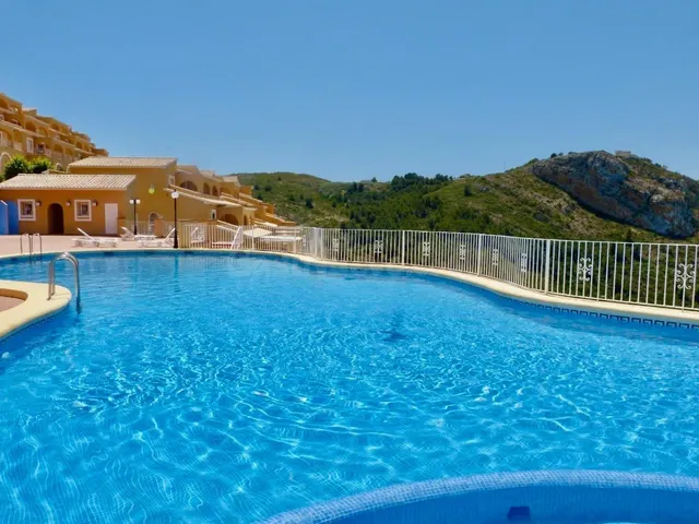 APARTAMENTO LUMINOSO CON TERRAZA Y VISTAS ABIERTAS EN CUMBRE