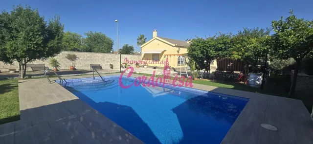 Oportunidad Única: Parcela de 1260 m2 con Dos Casas y Piscin