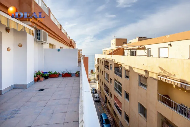 ESTUPENDO ATICO JUNTO AL MAR CON TERRAZA FANTASTICA — 2