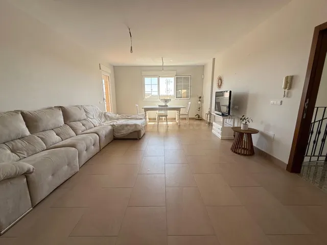 Vivienda sobre pilares en Roldán