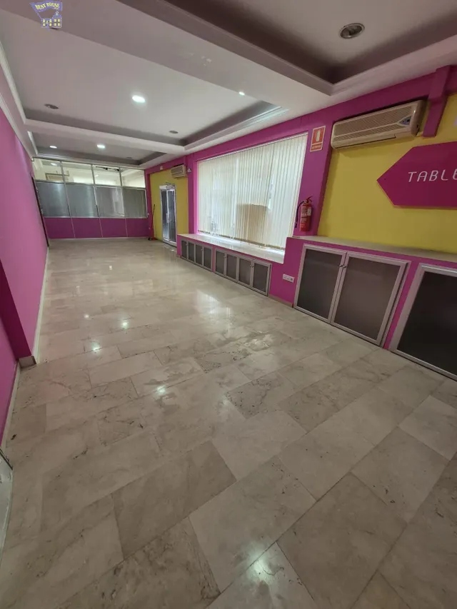 SE VENDE LOCAL COMERCIAL EN ZONA CENTRO — 4