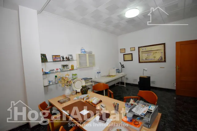 MAGNÍFICA CASA CON DOS VIVIENDAS INDEPENDIENTES Y TERRAZA, CERCA DEL CENTRO — 28