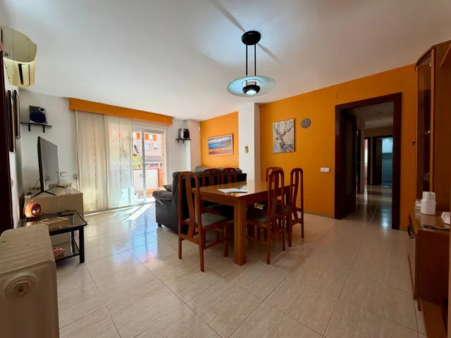 Excelente piso de 4 habitaciones con terraza, plaza de garaje y trastero en Roc Blanc (Terrassa) — 11