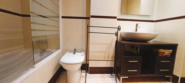 Piso luminoso junto a la playa con terraza y vistas parciales al mar en la gruta — 26