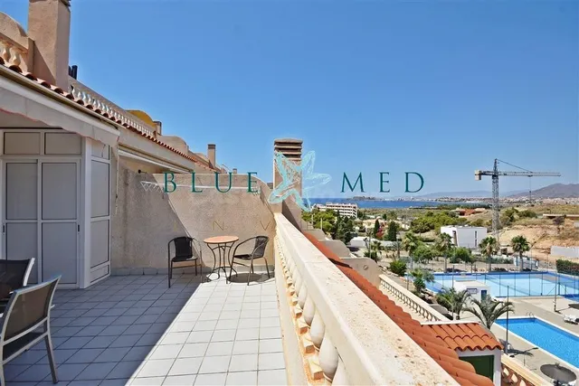 APARTAMENTO CON AMPLIA TERRAZA, PISCINA COMUNITARIA Y VISTAS