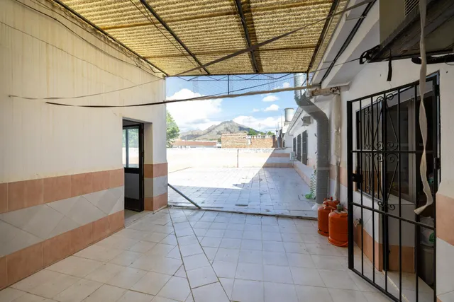 ¡OPORTUNIDAD ÚNICA! Edificio Multifuncional de 900 m2 en Plena Vega Granadina, en primera línea de carretera. — 41
