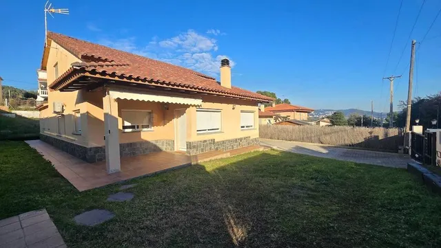Chalet totalmente amueblado de 220 m2 rodeado de jardín llan