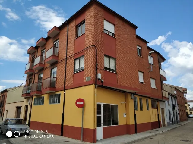 SE VENDE PISO EN EL CENTRO, 3 HAB., SALÓN, COCINA, BAÑO, TRA
