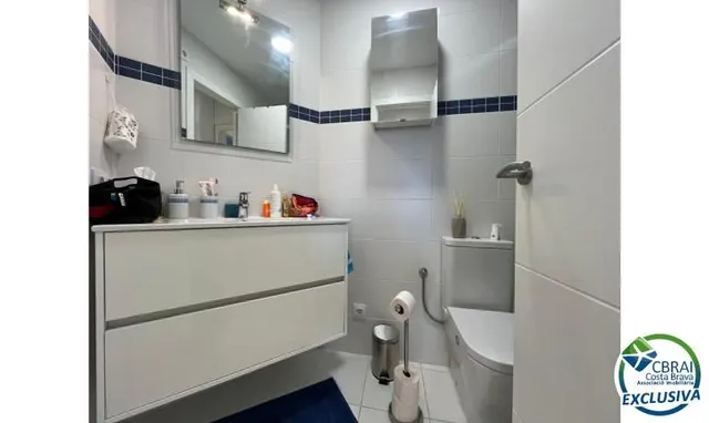 Bonito y moderno piso con vistas al canal y amarre de 2,5 x 5 m en Port Emporda, cerca de la playa y del centro de Empur — 14