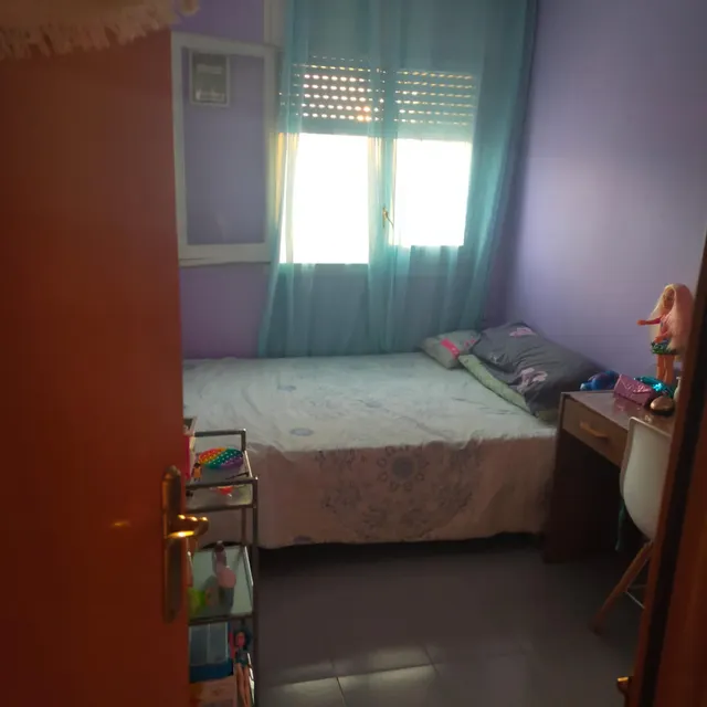 Piso de 3 dormitorios con cocina-comedor abierta y barra americana — 9