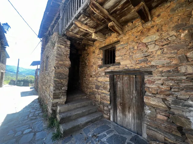 FANTASTICA CASA DE PIEDRA EN LOMBILLO — 2