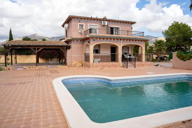 Espectacular chalet con piscina y gran jardín en Albatera — 11