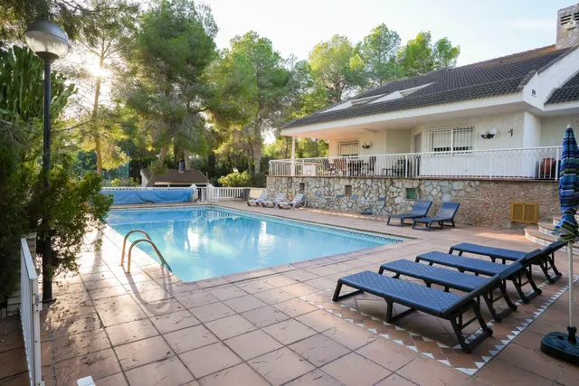 Espectacular chalet con pista de pádel, piscina privada en parcela de 4.000 m2 — 10