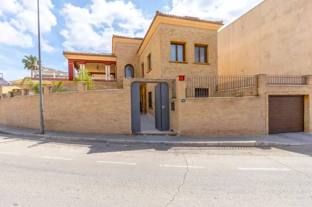 Impresionante villa de 620 metros con piscina, sotano, bodega y GYM!!! — 44
