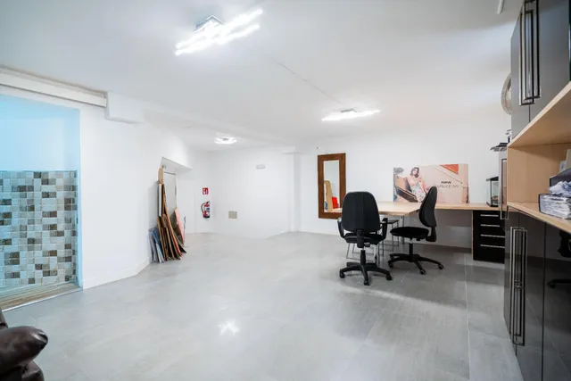 LOCAL COMERCIAL EN CALLE REYES CATOLICOS 12 — 18