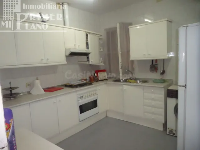 Se ofrece a la venta una espaciosa casa de dos plantas en el - foto 5