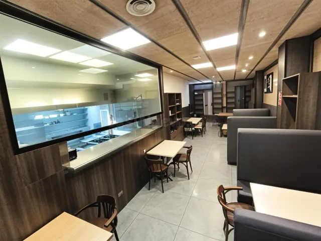 Restaurante en venta junto al Hospital Peset: un activo host