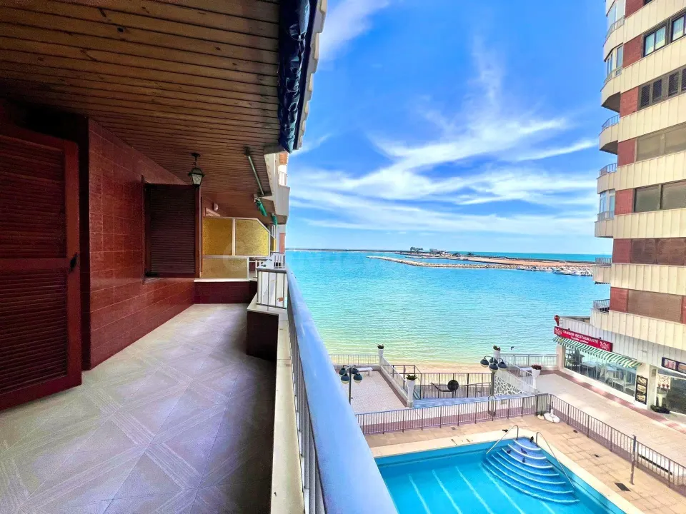 Amplio apartamento (aprox. 90 m2 - 2.ª planta) en primera línea de Playa del Acequión. Gran balcón con vistas al mar (suroeste), piscina comunitaria, cerca del centro, y directamente en la playa.