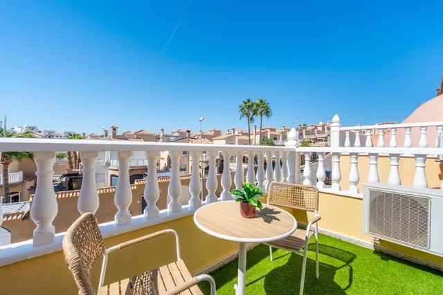 Encantadora vivienda reformada con terrazas, patio privado y piscina comunitaria — 29