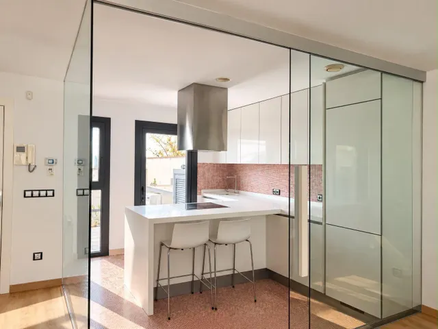 Moderno chalet adosado de 315m2 con gran garaje y piscina comunitaria — 6