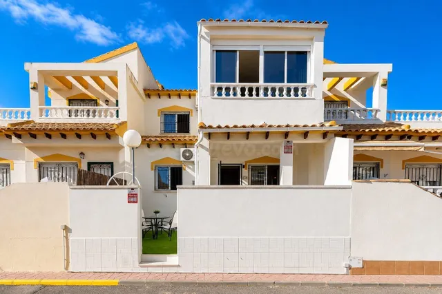 Casa adosada mediterránea con interiores de diseño y vistas 