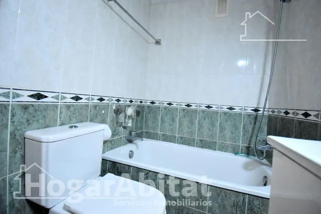 Confort y vistas al mar en este espacioso piso con balcón, gran garaje y trastero junto a la playa — 27