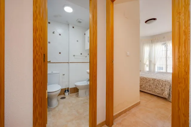 Bungalow con 2 jardines, garaje y piscina comunitaria en Torrevieja, los balcones — 19
