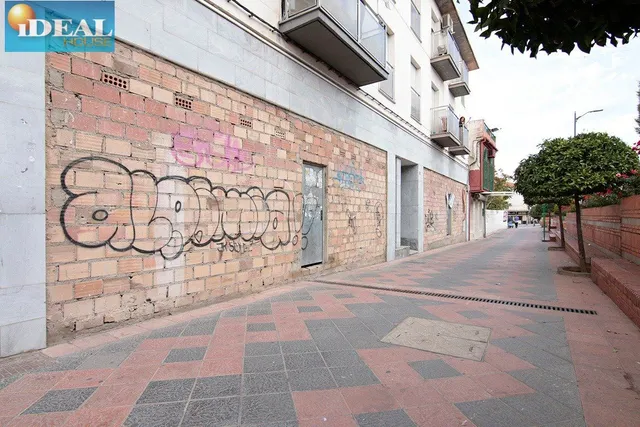 A5981J6. Local calle principal de Armilla,buena fachada .Se vende sin arreglar. — 5