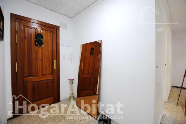 ¡gran oportunidad! muy amplio de 4 dormitorios, con balcón junto av beniopa — 40