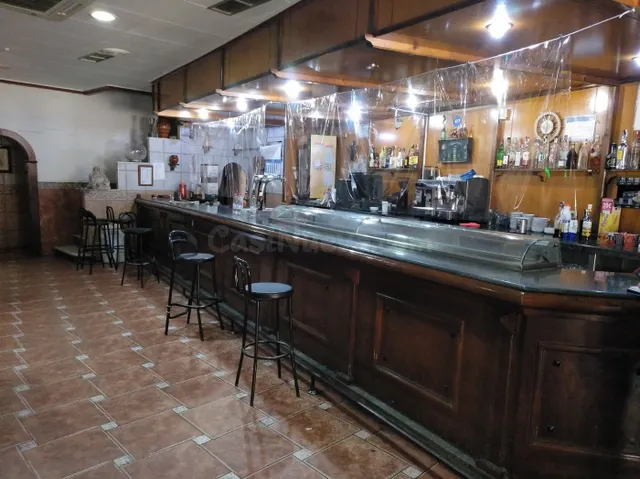 Local en esquina habilitado como negocio de hosteleria — 5