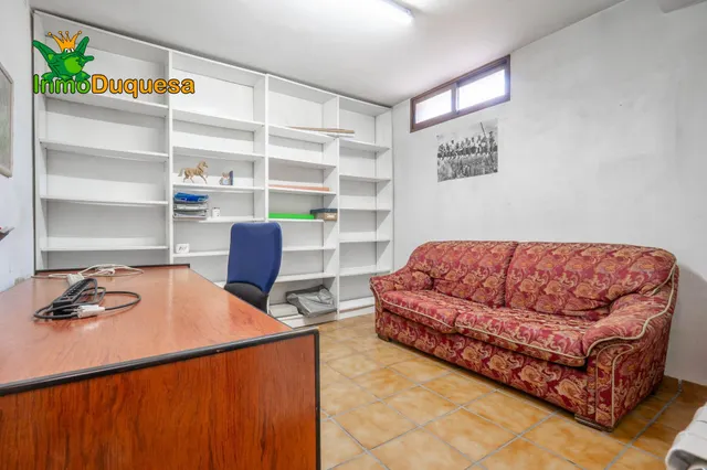 CHALET dividido en dos viviendas con piscina y zona ajardinadas. — 43