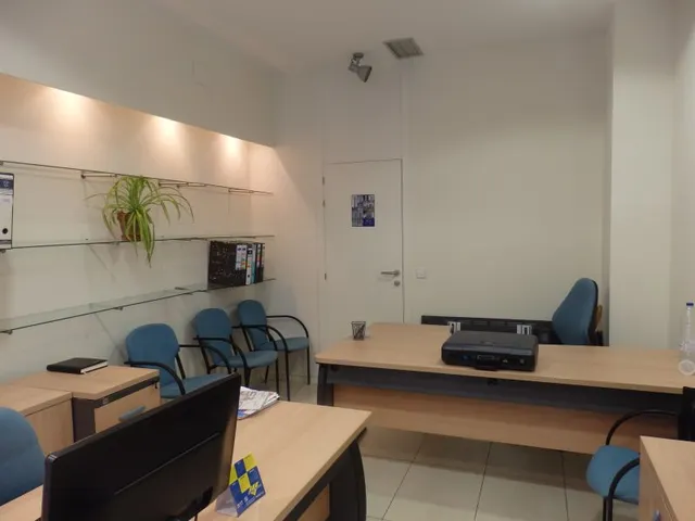 Local comercial en Fernando Remacha — 31