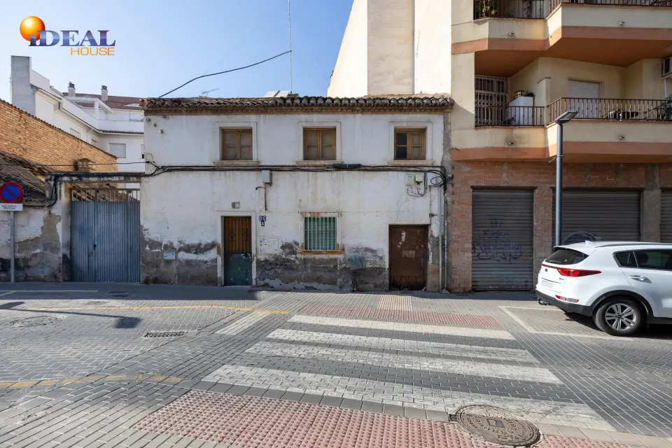 Atención promotores. Casa para derribar y hacer bloque de hasta 720 m2 de obra en Maracena centro