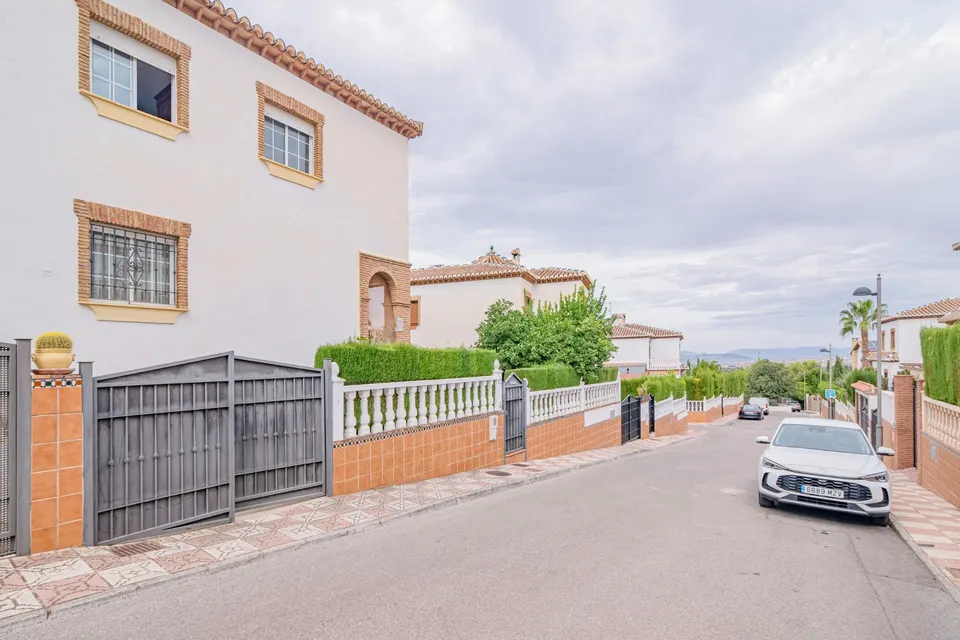 ¡AMPLIA CASA DE 4 DORMITORIOS, 3 BAÑOS Y CALEFACCIÓN CENTRAL EN LA ZUBIA! ✨