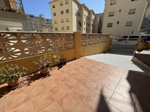 APARTAMENTO A ESCASOS METROS DEL MAR, CON PISCINA. — 18