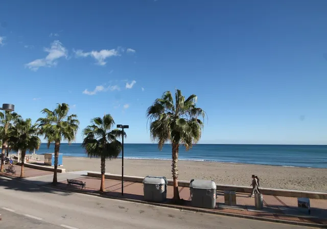 Piso en alquiler de temporada de tres dormitorios en primera línea de playa. — 26