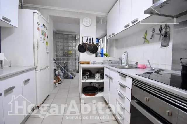 MUY AMPLIO CON 5 DORMITORIOS Y TERRAZA EN CENTRO - foto 4
