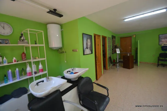 ¡¡ GRAN OPORTUNIDAD PARA NEGOCIO !! Local en entresuelo próximo al Colegio Santo Domingo en Orihuela, 30 m2. construidos, ideal para despacho de Abogado y/o Procurador. — 5