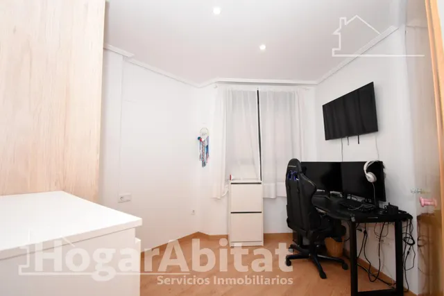 Seminuevo con piscina, garaje, trastero y terraza cerca del mar — 22
