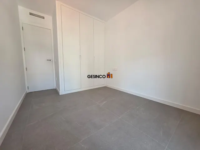 PISO EN QUINTA PLANTA SIN AMUEBLAR MUY CÉNTRICO — 11