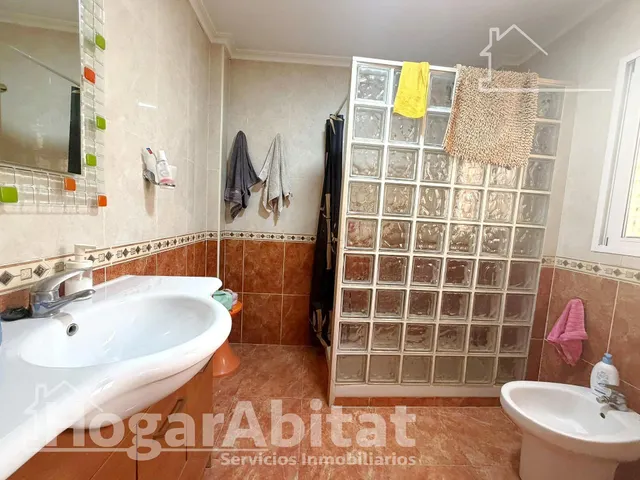 ¡En buena zona! Casa amplia y luminosa con gran terraza y balcón — 35