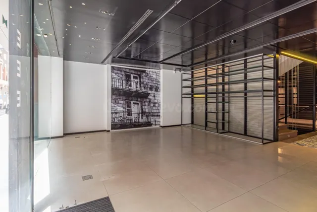 MAGNÍFICO LOCAL COMERCIAL CON TRES PLANTAS Y 460 M2 EN PLENO - foto 4