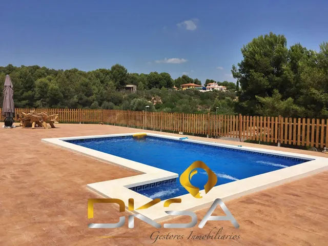 3.693 M2, PISCINA, CHIMENEA Y MUCHO ESPACIO PARA DISFRUTAR