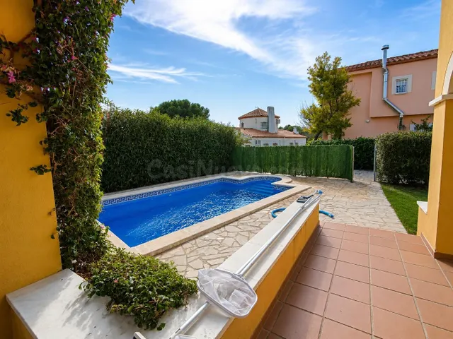 Casa esquinera con jardín y piscina cerca de la playa en Las - foto 2