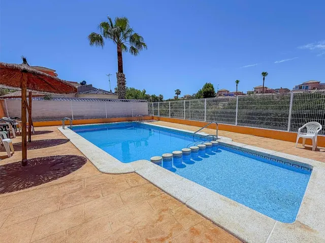 Casa adosada reformada y espaciosa de tres plantas (86 m2) con 3 dormitorios, 2 baños y 1 aseo. Terraza frente, piscina comunitaria, cerca del La Zenia Boulevard y a tan solo 650 m de Playa Flamenca — 33
