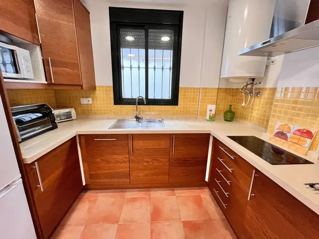 Apartamento con garaje, trastero y piscina en Sanlúcar la Ma - foto 5