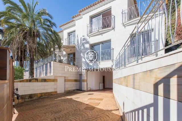 Casa en venta con impresionantes vistas al mar, piscina desbordante y ascensor — 24