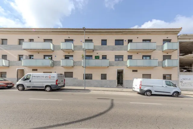 Vivienda construida en 2009, ubicada en zona tranquila residencial de Els Pallaresos. — 27