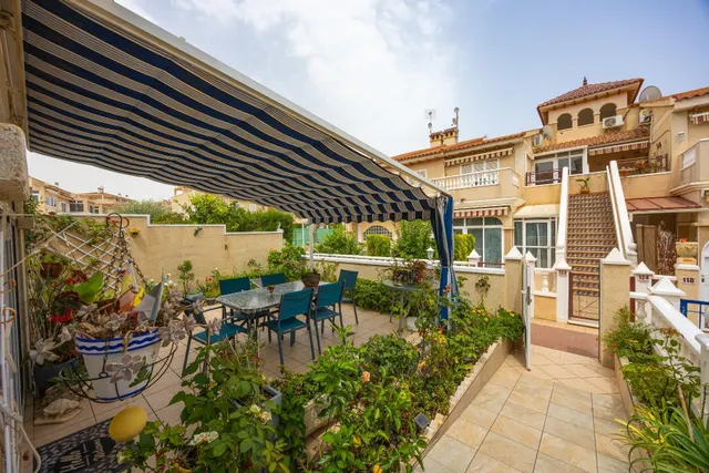 Bungalow de 2 dormitorios y piscina comunitaria en Orihuela Costa — 11