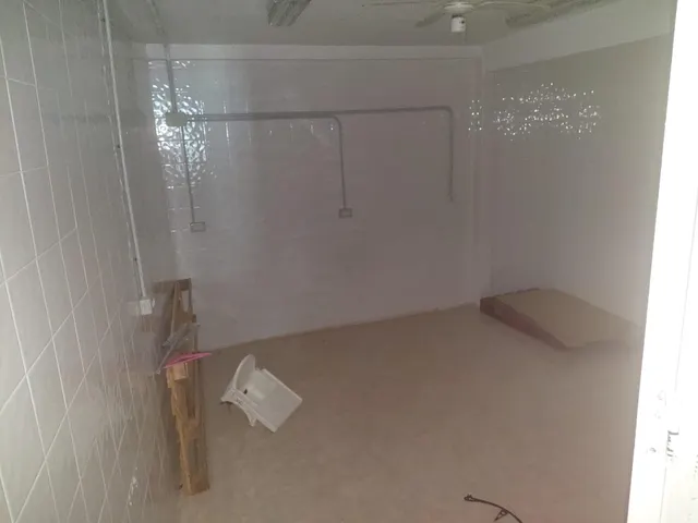 Se alquila local comercial en Avda. de Madrid — 8